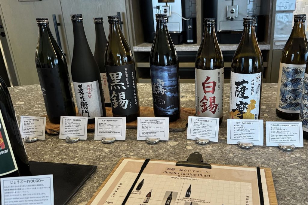 ラウンジに並ぶ鹿児島の芋焼酎。銘柄ごとに麹の種類と飲み方を書いたカード、味わいチャートがある