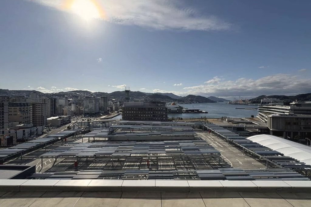 長崎マリオット9階の海側客室から見た長崎港。手前に駐車場の屋根が広がる