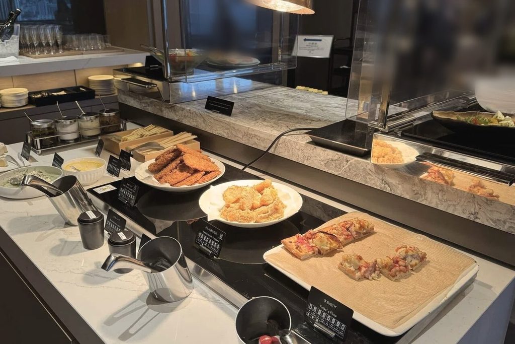 Mクラブのカクテルタイム。揚げ物とピザが並ぶ料理台